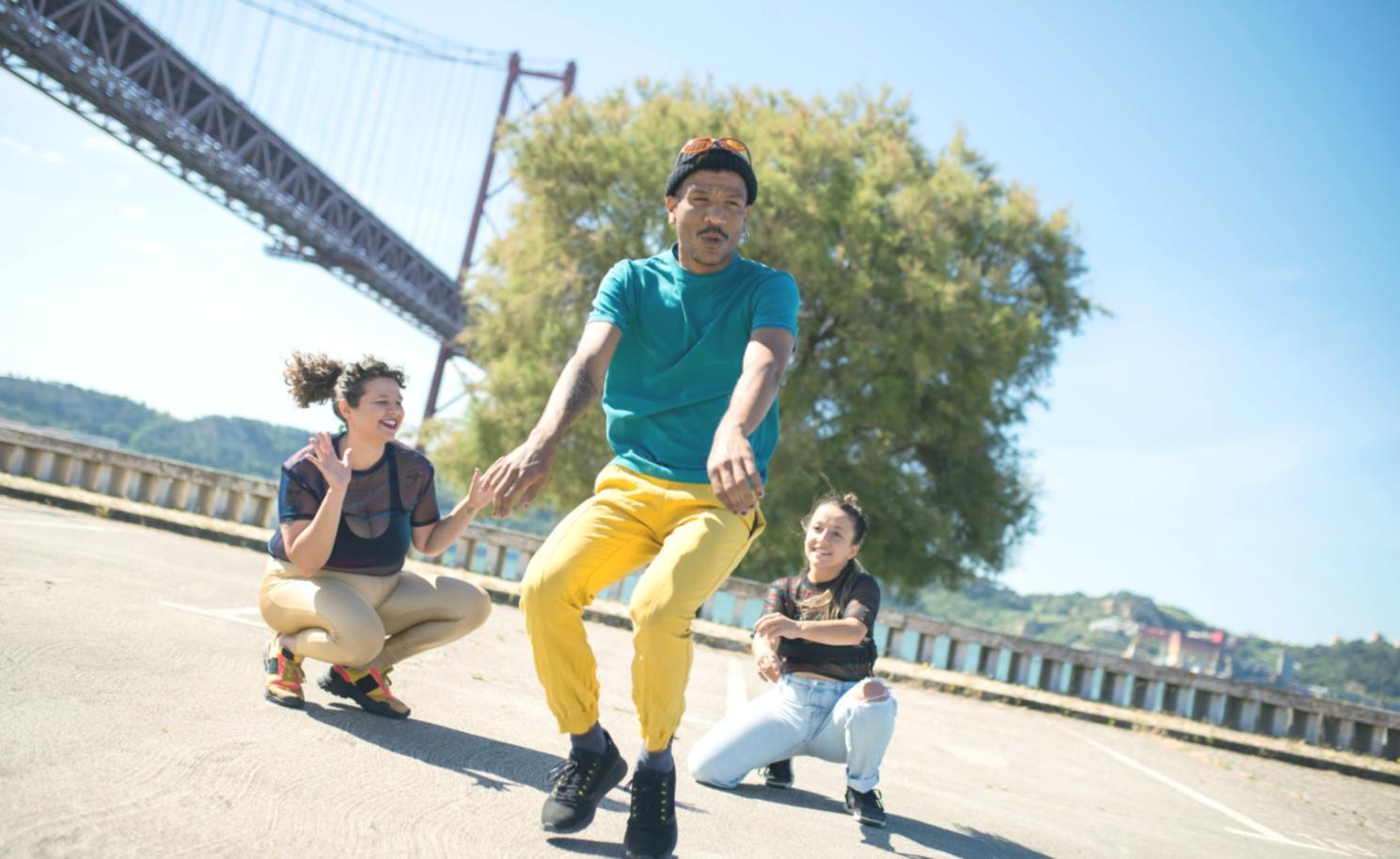 Танцівники практикують складні повороти під час групового заняття